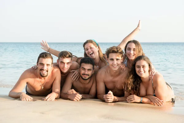一群快乐的年轻人在海滩上 — 图库照片