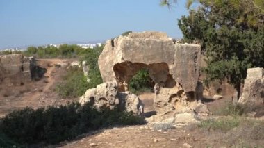Paphos, Kıbrıs - Eylül 2021: Kralların Mezarları Manzarası. Eski şehrin kalıntıları, Çar 'ın kalıntılarının arkeolojik kazıları..