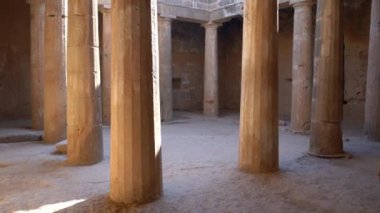 Paphos, Kıbrıs - Eylül 2021: Kralların Mezarları Manzarası. Eski şehrin kalıntıları, Çar 'ın kalıntılarının arkeolojik kazıları..