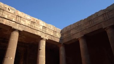 Paphos, Kıbrıs - Eylül 2021: Kralların Mezarları Manzarası. Eski şehrin kalıntıları, Çar 'ın kalıntılarının arkeolojik kazıları..