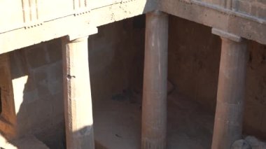Paphos, Kıbrıs - Eylül 2021: Kralların Mezarları Manzarası. Eski şehrin kalıntıları, Çar 'ın kalıntılarının arkeolojik kazıları..