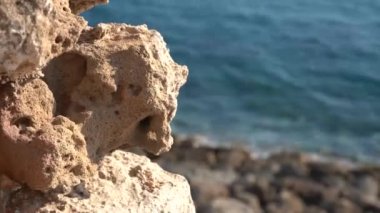 Paphos, Kıbrıs - Eylül 2021: Akdeniz. Dalgalar taştan sahile çarpıyor. Akdeniz 'in kayalık kıyıları.