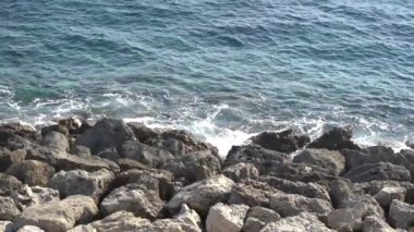 Paphos, Kıbrıs - Eylül 2021: Akdeniz. Dalgalar taştan sahile çarpıyor. Akdeniz 'in kayalık kıyıları.
