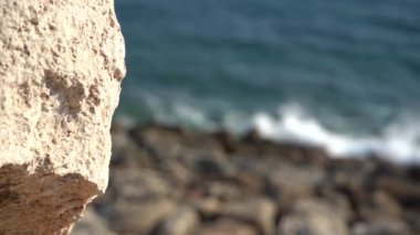 Paphos, Kıbrıs - Eylül 2021: Akdeniz. Dalgalar taştan sahile çarpıyor. Akdeniz 'in kayalık kıyıları.