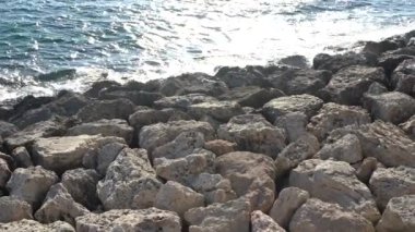 Paphos, Kıbrıs - Eylül 2021: Akdeniz. Dalgalar taştan sahile çarpıyor. Akdeniz 'in kayalık kıyıları.