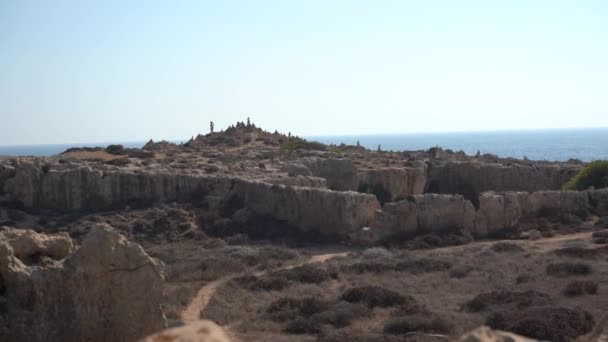 Paphos, Kypr - září 2021: Pohled na hrobky králů. Zříceniny starého města, archeologické vykopávky carských trosek.