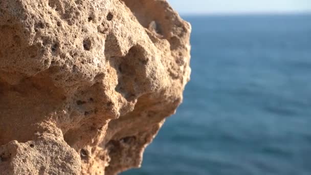 Пафос Кипр Сентябрь 2021 Средиземное Море Волны Разбиваются Каменный Берег — стоковое видео