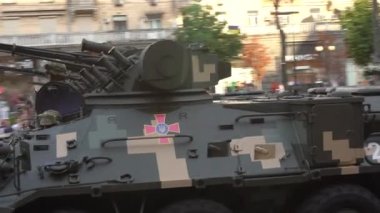 Kiev, Ukrayna - Ağustos 2021: eğitim geçidi. Yol boyunca bir sürü askeri teçhizat sürüyor. Ukrayna silahlı kuvvetlerinin askeri teçhizatı.
