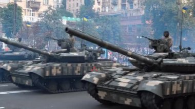 Kiev, Ukrayna - Ağustos 2021: eğitim geçidi. Yol boyunca bir sürü askeri teçhizat sürüyor. Ukrayna silahlı kuvvetlerinin askeri teçhizatı.