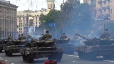 Kiev, Ukrayna - Ağustos 2021: eğitim geçidi. Yol boyunca bir sürü askeri teçhizat sürüyor. Ukrayna silahlı kuvvetlerinin askeri teçhizatı.