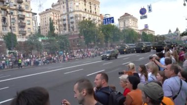 Kiev, Ukrayna - Ağustos 2021: eğitim geçidi. Yol boyunca bir sürü askeri teçhizat sürüyor. Ukrayna silahlı kuvvetlerinin askeri teçhizatı.
