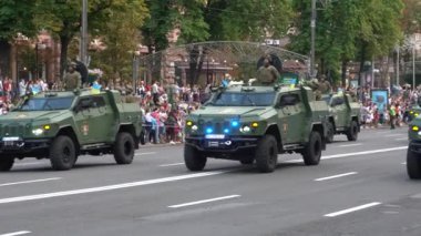 Kiev, Ukrayna - Ağustos 2021: eğitim geçidi. Yol boyunca bir sürü askeri teçhizat sürüyor. Ukrayna silahlı kuvvetlerinin askeri teçhizatı.