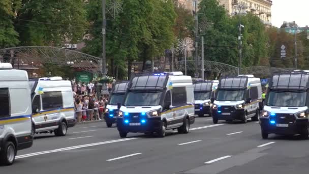 Kijev Ukrajna Augusztus 2021 Képzési Felvonulás Sok Rendőrautó Vezet Úton — Stock videók