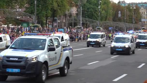 キエフ ウクライナ 2021年8月 トレーニングパレード 道路に沿って多くの警察の車が運転されます 警察のライトの懐中電灯 — ストック動画