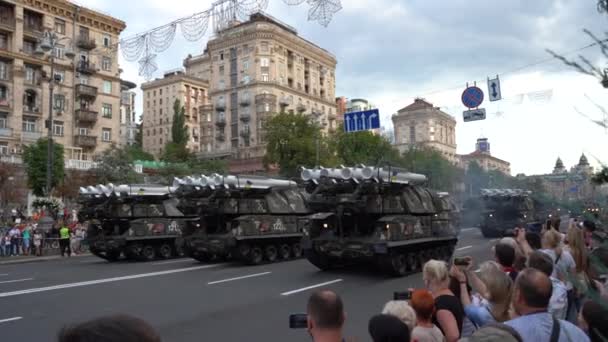 Κίεβο Ουκρανία Αύγουστος 2021 Εκπαιδευτική Παρέλαση Πολύς Στρατιωτικός Εξοπλισμός Οδηγεί — Αρχείο Βίντεο