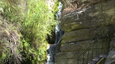 Kıbrıs, Paphos - Ağustos 2021: Adonis Hamamları Şelaleleri. Doğal havuzu, Adonis ve Afrodit heykelleri olan iki katlı bir şelale..