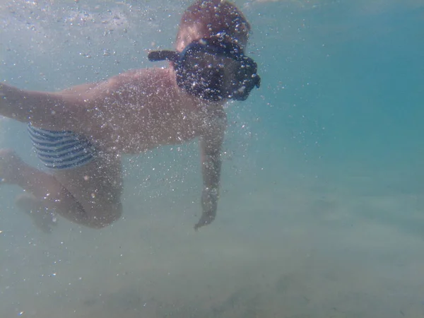 Ein Kind Einer Unterwassermaske Lernt Schwimmen Und Tauchen Der Junge — Stockfoto