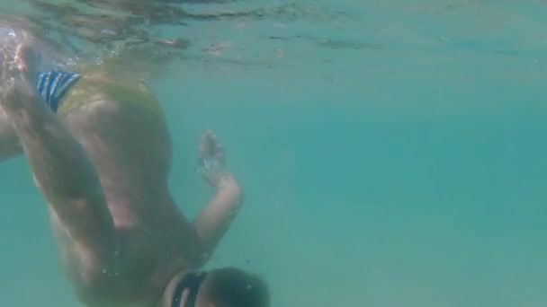 Uma Criança Com Uma Máscara Subaquática Aprende Nadar Mergulhar Menino — Vídeo de Stock
