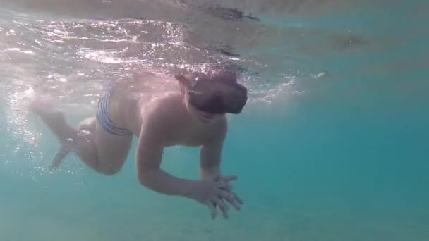 Ein Kind Einer Unterwassermaske Lernt Schwimmen Und Tauchen Der Junge — Stockvideo