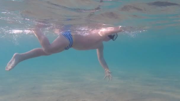 Ein Kind Einer Unterwassermaske Lernt Schwimmen Und Tauchen Der Junge — Stockvideo