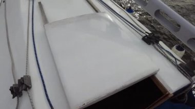 Yakın çekim, yelkenli yatı elementi. Yat gezisi. Yelkenli beyaz yat.