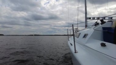 Yakın çekim, yelkenli yatı elementi. Yat gezisi. Yelkenli beyaz yat.