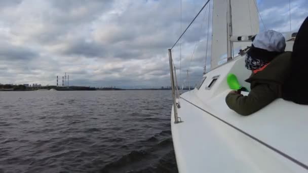 クローズアップ セーリングヨットの要素 ヨット旅行 帆の下の白いヨット — ストック動画