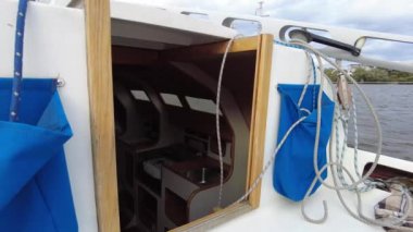 Yakın çekim, yelkenli yatı elementi. Yat gezisi. Yelkenli beyaz yat.