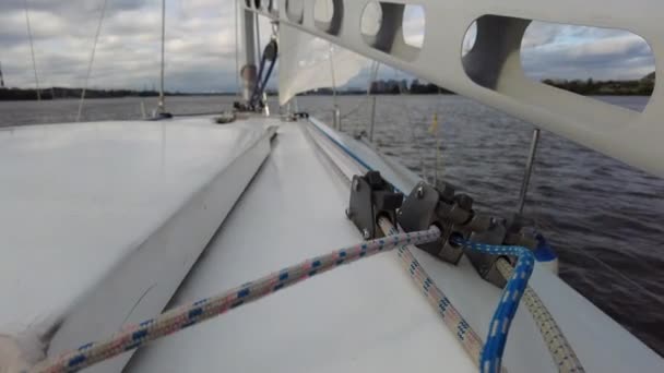 Zbliżenie Element Jachtu Żaglowego Wycieczka Jachtem Biały Jacht Pod Żaglami — Wideo stockowe
