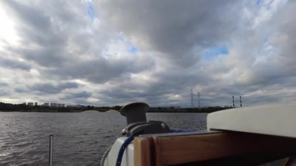 Közelkép Egy Vitorlás Jacht Eleme Hajókirándulás Fehér Jacht Vitorla Alatt — Stock videók