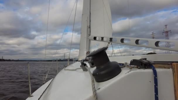 クローズアップ セーリングヨットの要素 ヨット旅行 帆の下の白いヨット — ストック動画