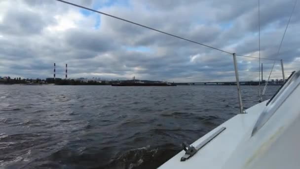 Крупный План Элемент Парусной Яхты Поездка Яхте Белая Яхта Парусом — стоковое видео