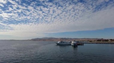 Safaga, Hurghada, Mısır - Aralık 2021: Arka planda dağlarla birlikte kızıl denizde gezinti yatı.