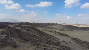 Hurghada, Mısır - Ocak 2022: Arap Çölü manzarası. Çöl dağları.