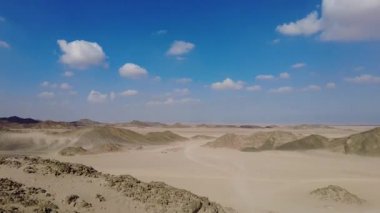 Hurghada, Mısır - Ocak 2022: Arap Çölü manzarası. Çöl dağları.