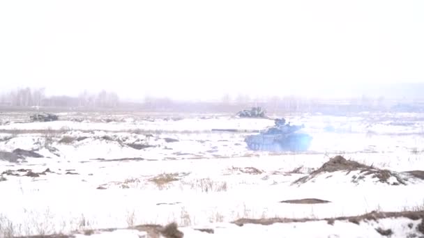 ウクライナ ロシア国境 ウクライナ 2022年2月 ウクライナ軍はウクライナ ロシア国境付近で演習を行う 戦闘演習中のウクライナ軍の軍事機器 ウクライナ — ストック動画