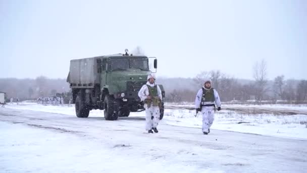 乌克兰 俄罗斯边境 乌克兰 2022年2月 乌克兰军队在乌克兰 俄罗斯边境附近进行演习 乌克兰军队在作战演习期间的军事装备 乌克兰语 — 图库视频影像