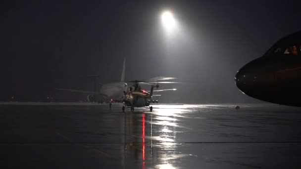 ウクライナのハリコフ 2022年2月 滑走路上のウクライナ軍の軍用ヘリコプター 軍用空港 — ストック動画