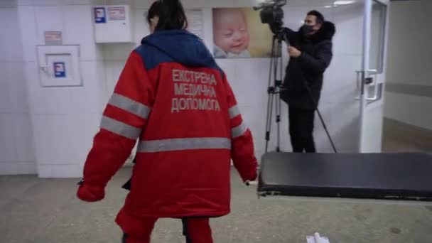 Kharkiv Ucraina Febbraio 2022 Medici Dell Ambulanza Preparano Una Barella — Video Stock