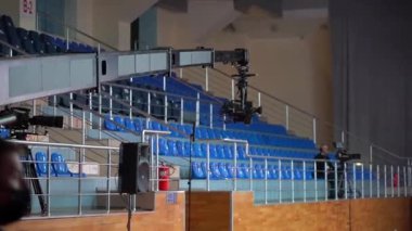 Kharkiv, Ukrayna - Şubat 2022: Konferans sırasında gazeteciler ve kameralar. Doğrudan TV çıktısı için video ekipmanı. Video yapımı. Kamera vinci. Bir sürü video kamera var. Basın.