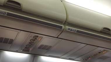 Hurghada, Mısır - 5 Ocak 2022: Uçakta bavullar. Bagaj bölümündeki uçağın yolcu koltuğu numaraları..