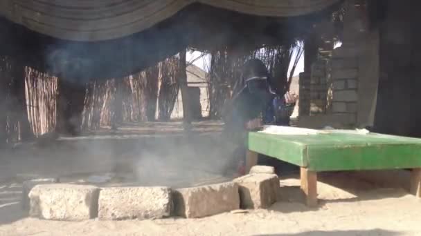 Hurghada Egypt January 2022 Woman Veil Prepares Bread Fire Bedouin — Stock Video