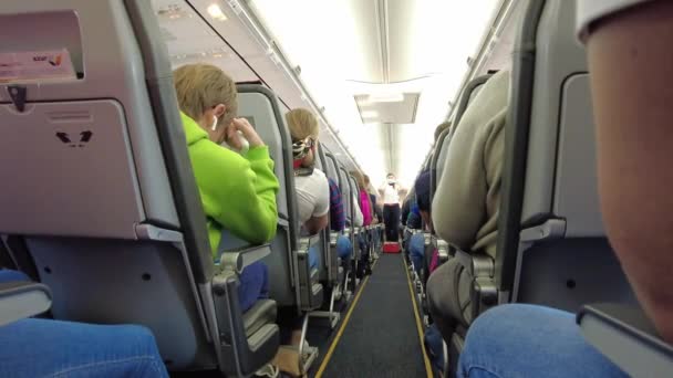 エジプトのフルガダ 2022年1月5日 出発前に客室乗務員の説明 出発前に飛行機に乗客 飛行機の中央通路 — ストック動画