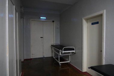 Kharkiv, Ukrayna - Şubat 2022: Bölge Klinik Hastanesi. Hastane yatakları olan eski bir koğuş.