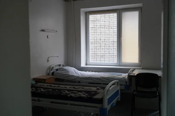 Kharkiv, Ukrayna - Şubat 2022: Bölge Klinik Hastanesi. Hastane yatakları olan eski bir koğuş.