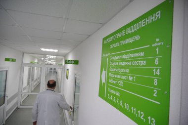 Kharkiv, Ukrayna - Şubat 2022: Bölge Klinik Hastanesi. Hastane resepsiyon koridoru. Eski hastanenin içi..