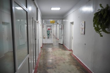 Kharkiv, Ukrayna - Şubat 2022: Bölge Klinik Hastanesi. Hastane resepsiyon koridoru. Eski hastanenin içi..