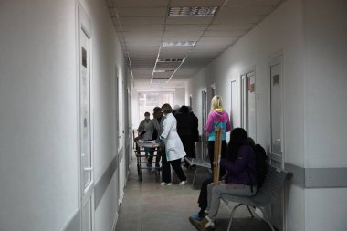 Kharkiv, Ukrayna - Şubat 2022: Bölge Klinik Hastanesi. Hastane resepsiyon koridoru. Eski hastanenin içi..