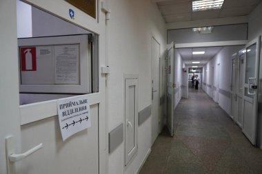 Kharkiv, Ukrayna - Şubat 2022: Bölge Klinik Hastanesi. Hastane resepsiyon koridoru. Eski hastanenin içi..