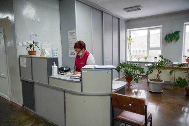 Kharkiv, Ukrayna - Şubat 2022: Bölge Klinik Hastanesi. Hastane resepsiyon koridoru. Eski hastanenin içi..